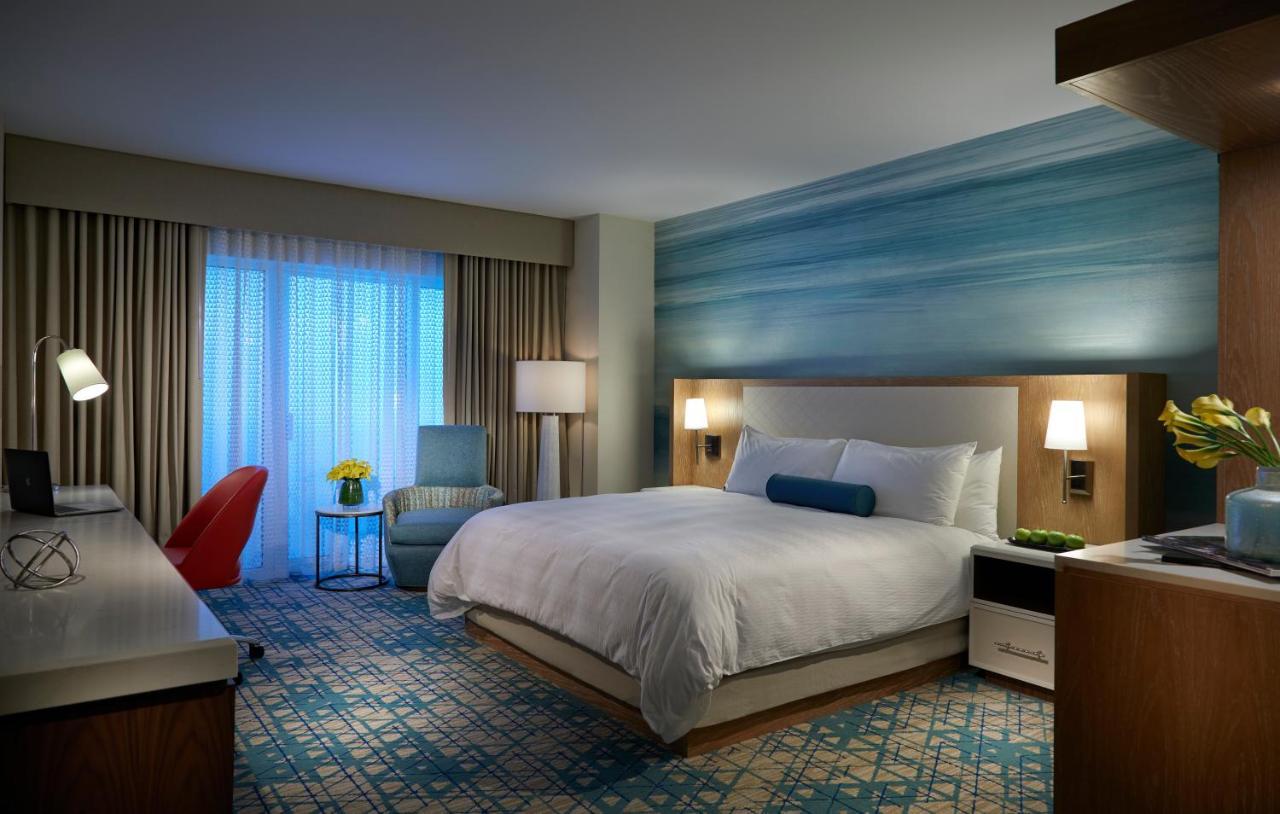 Deluxe Zimmer mit Kingsize-Bett und Poolblick.